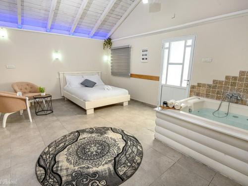 Dalton Bed & Breakfast | בקתות לוטן דלתון - 4 בקתות עם ג'קוזי פרטי ו-2 בריכות משותפות
