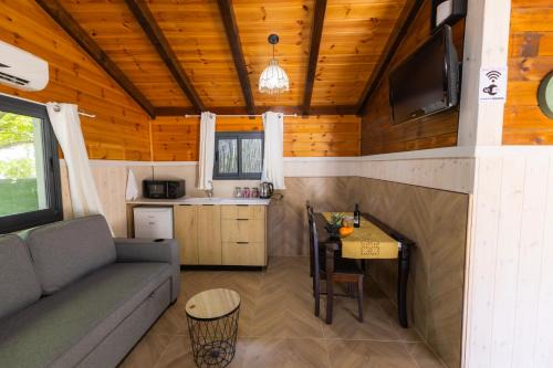 Beit Jann Apartment | בקתות עץ מעל העננים - אירוח דרוזי- בקתות כפריות עם נוף מהמם ובריכה מחוממת מקורה משותפת