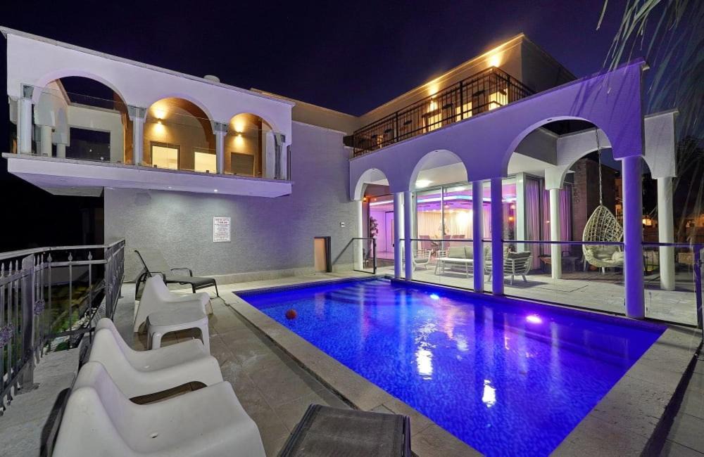 Migdal Villa | לויקיישן