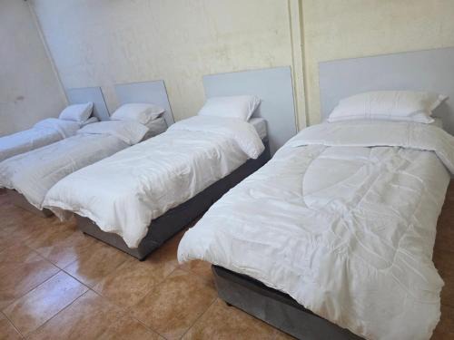 Khamis Mushait Hostel | سرير في غرفه نوم مشتركه