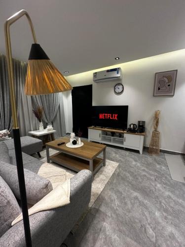 Al Aqiq Apartment | شقة انيقة بصالة وغرفة نوم - مدخل خاص