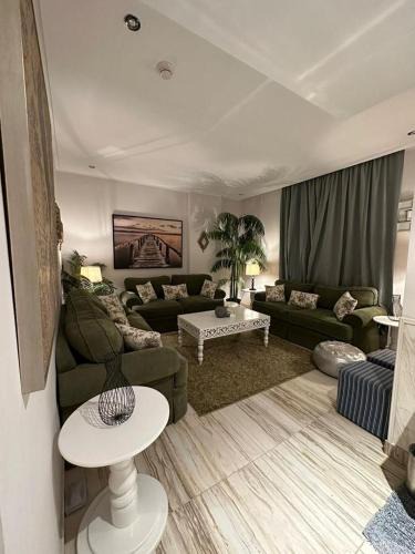 Mizail Apartment | شقة مودرن بثلاث غرف نوم ومجلس معزول