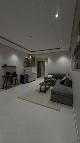 Buraydah Apartment | غرفه نوم وصاله تصميم فندقي