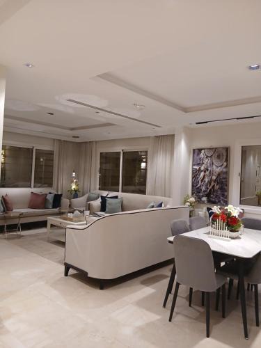 Riyadh Villa | فيلا واحدة فقط الدور ارضي بالكامل للضيافة والتحويل لحسابي بعد الوصول للمنزل