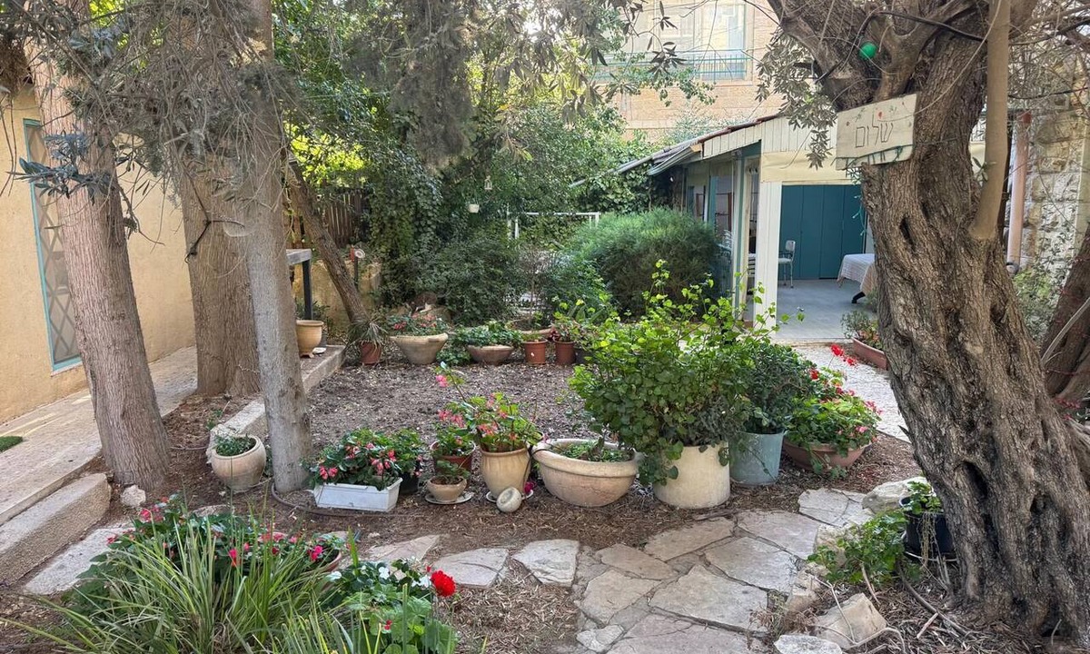 Emek Refaim Apartment | 2-bedroom garden apartment in fabulous Baka Jerusalem with AC