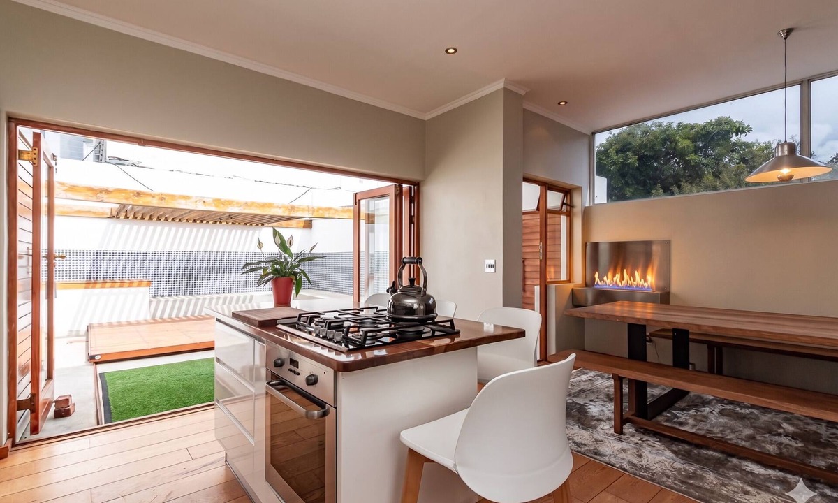 Cape Town City Centre House | 3-bedroom house with mountain views, pool and fireplaces in Cape Town.