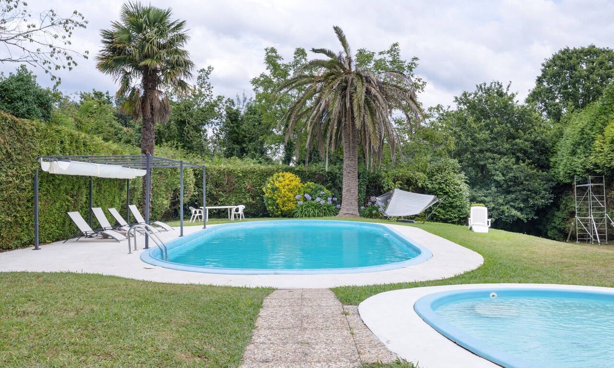 Cambre House | Acogedor chalet rústico con piscinas, Wi-Fi y aire acondicionado