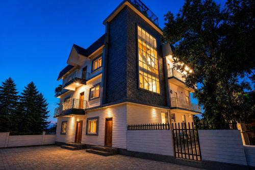 The Mall Road Apartment | Alaya Stays Snowdrop 3 BHK Apartment, Mussoorie