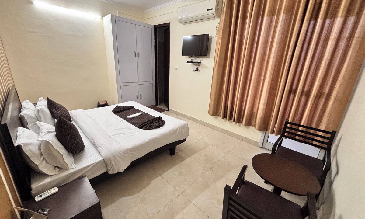 Rishikesh Hotel | Beautiful 1-bedroom hotel with AC in peaceful Rishikesh