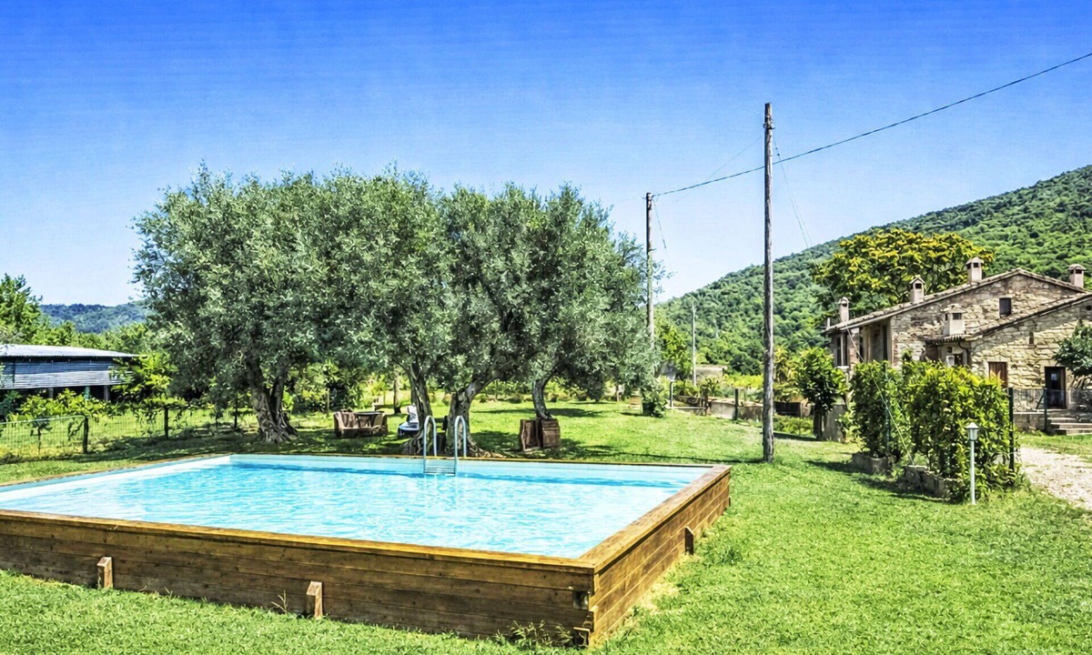 Montelovesco Villa | Beautiful private villa for 10 people with private pool, WIFI, TV and pets allowed