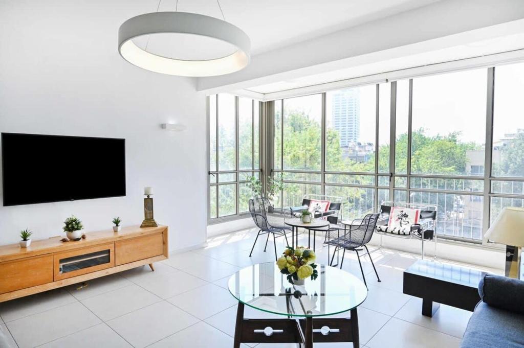 Old North Apartment | Bright 2BR Apartment in Amsterdam st by HolyGuest