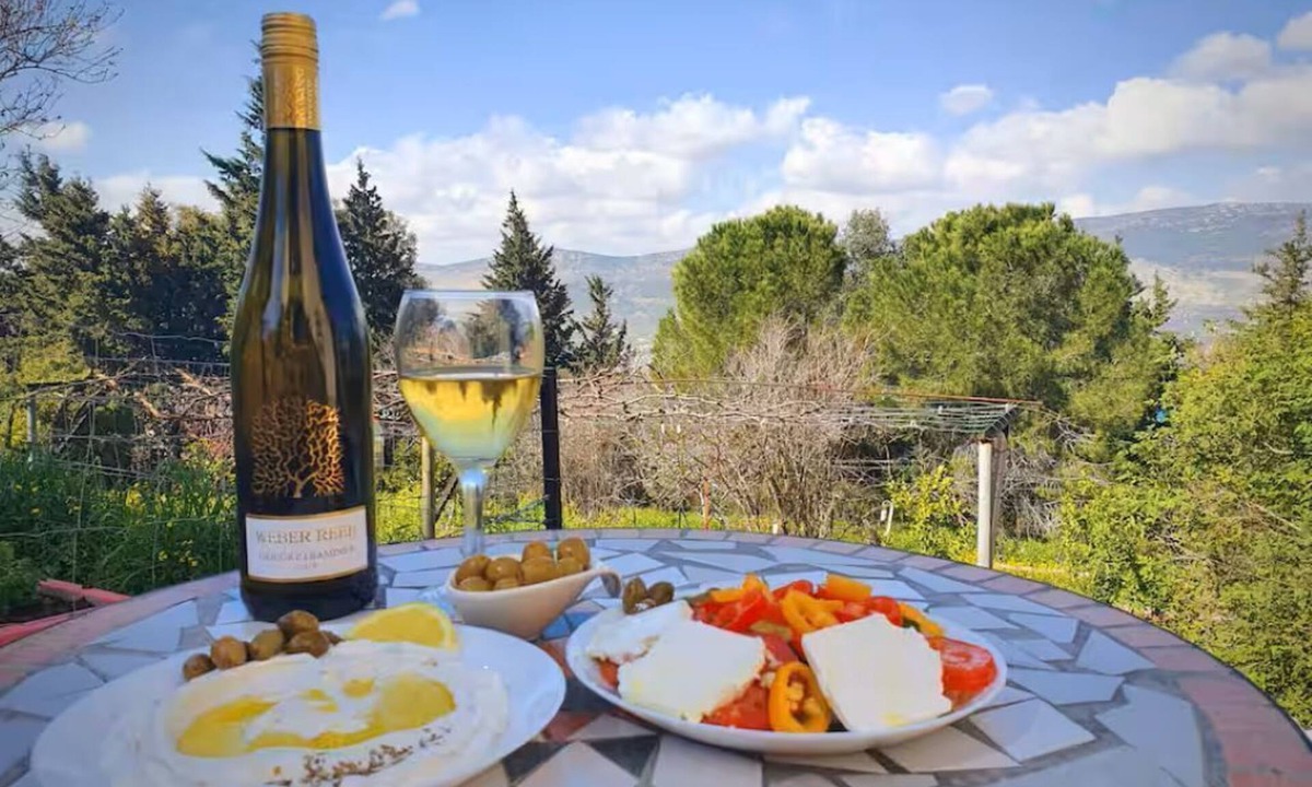 Michmanim Apartment | Charming 2-bedroom apartment with WiFi, AC in quaint Mikhmanim