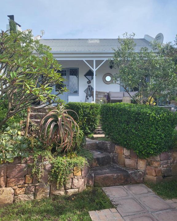Sunnydale Apartment | Charming 2 Bedroom Cottage in Noordhoek surrounds