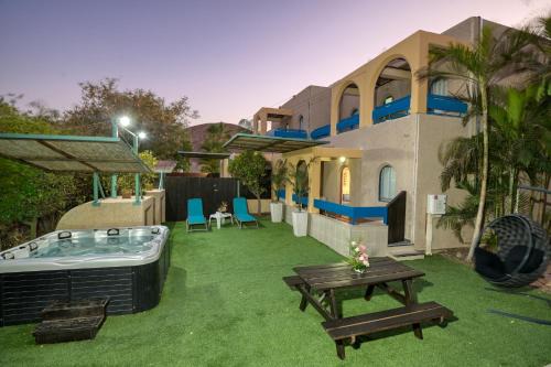 Eilat Apartment | Club In Eilat Resort - Executive Deluxe Villa With Jacuzzi, Terrace & Parking
