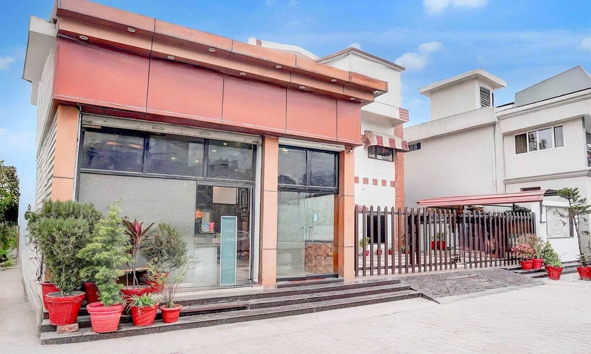 Dehradun House | Collection O Tyagi Road near Railway Station