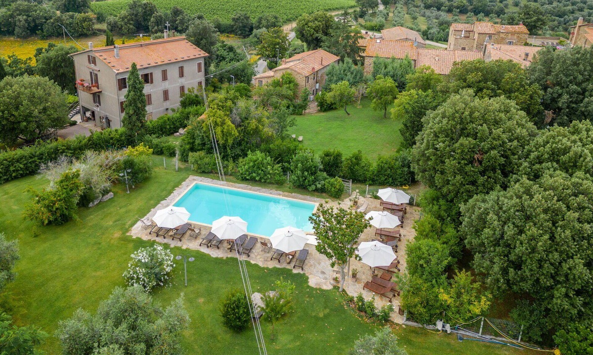 Sasso dʼOmbrone Villa | Cosy apartment in villa with WIFI, pool, A/C, TV, patio, pets allowed and panoramic view