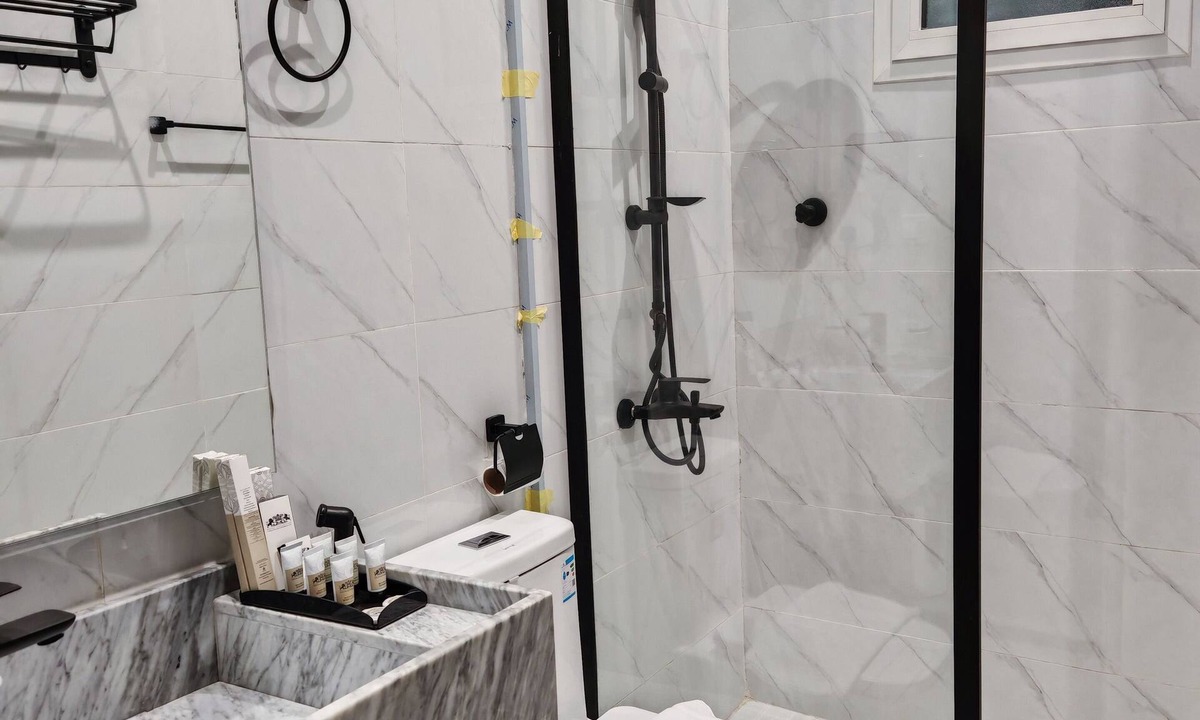 Al Kura Apartment | Cozy 1-bedroom apartment in adorable Jeddah with AC