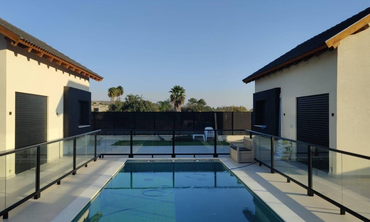 Safsufa Ski Chalet | Cozy 2-bedroom chalet in enchanting Kfar Hoshen with swimming pool, AC, WiFi