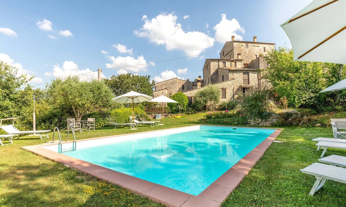 Acqua Loreto Apartment | Cozy apartment in Todi PG with swimming pool