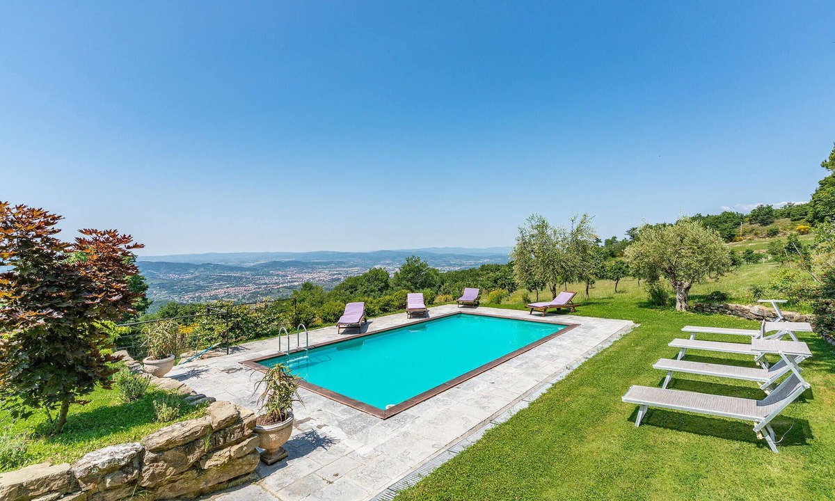 Arezzo House | Cozy home in Arezzo AR with private swimming pool, can be inside or outside