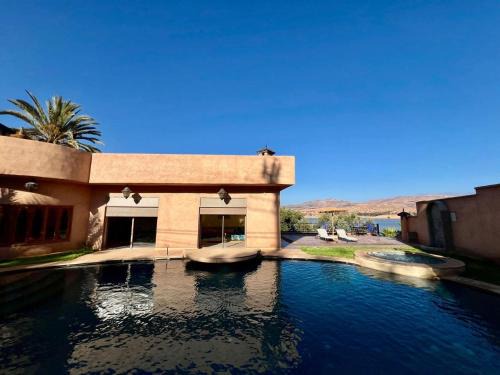 Lalla Takarkoust House | Dar NFis Suites et chambres de luxe dans un havre de paix vue paradisiaque au bord du lac