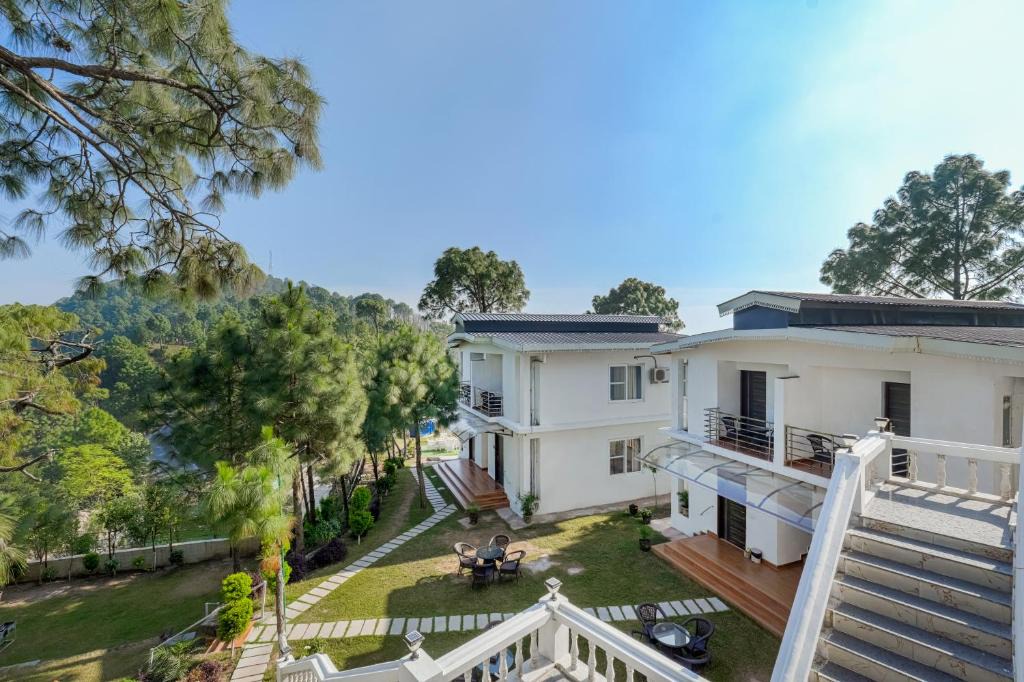 Nahan Hotel | ELIVAAS Signature Stars and Windsongs with Shared Pool, Garden, Game Zone, Restaurant, & Hill Views Pet-friendly