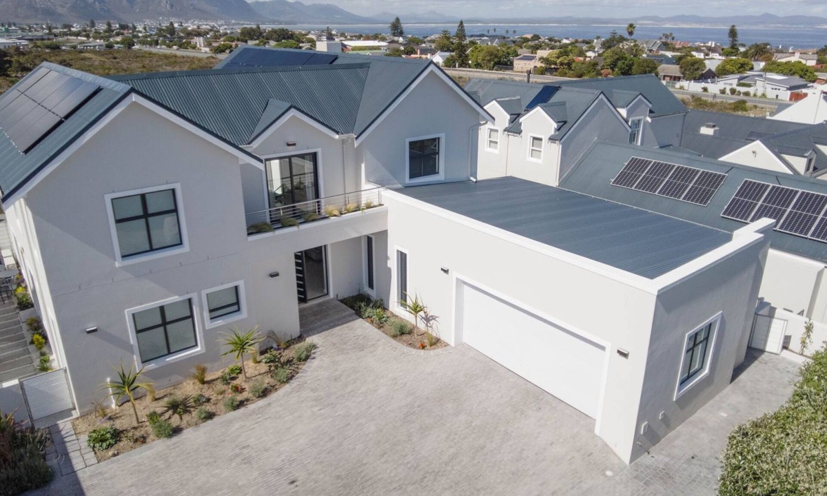 Westcliff Villa | Executive 3-bedroom villa with AC, pool and braai room in lovely Hermanus