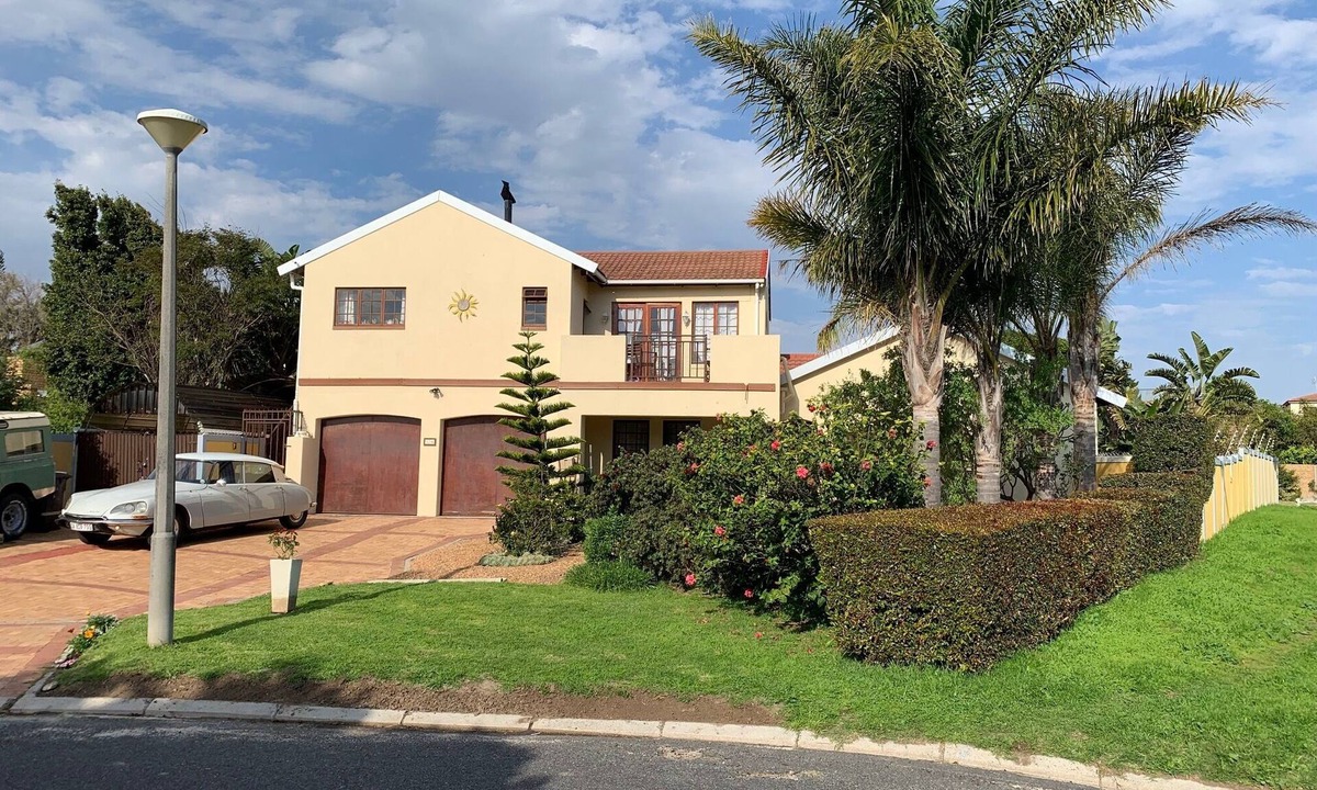 Bloubergstrand House | Family Vacation Home and company employee accommodations in Capetown