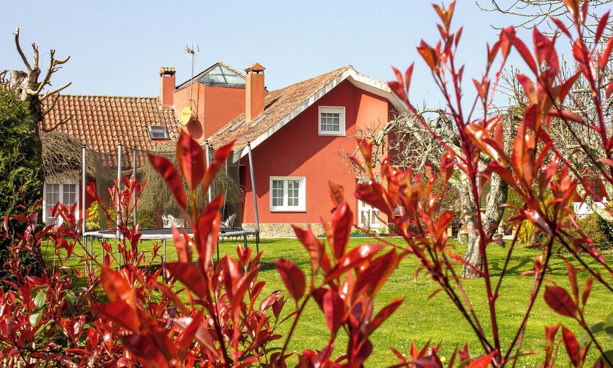 Teo Villa | Galicia: Comfortable villa with large garden and pool near Santiago.