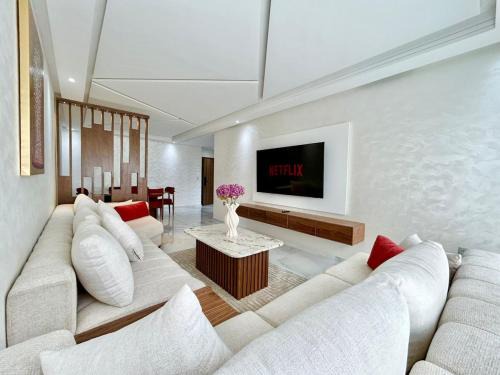 Malabata Apartment | Gorgeous 2 Bedrooms City Retreat with 10th Floor Views