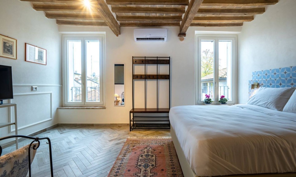 Oltretorrente Apartment | GuestHost - A refined and modern 55 sq m apartment, accommodating up to 4 people, located on the second floor of a 4-story building with an elevator.The property is located in Parma's Oltretorrente neighborhood, a quiet residential area with plenty of am