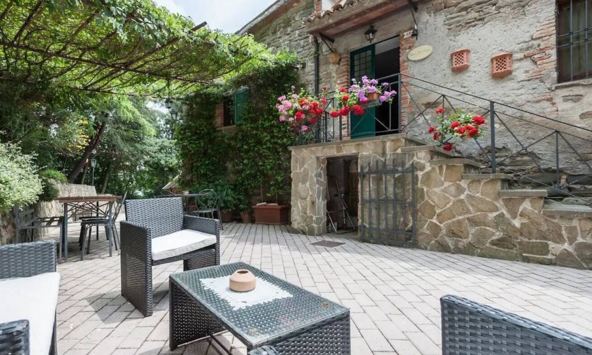 Gubbio Villa | GuestHost - Charming country house that can host up to 11 people, a 6km drive from Gubbio, with large garden, terrace and parking space.The villa (recognised by the Superintendence of Cultural Heritage and Activities) comes with large and bright rooms, f