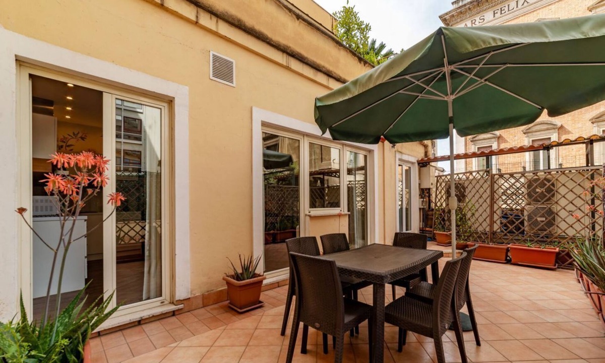 Sallustiano Apartment | GuestHost - Cozy and elegant 60 sqm apartment, perfect for 6 people, located on the first floor (NO lift) of a renovated period building in the heart of the historic center of Rome (NO traffic-limited area). The property is located just a few minutes fro