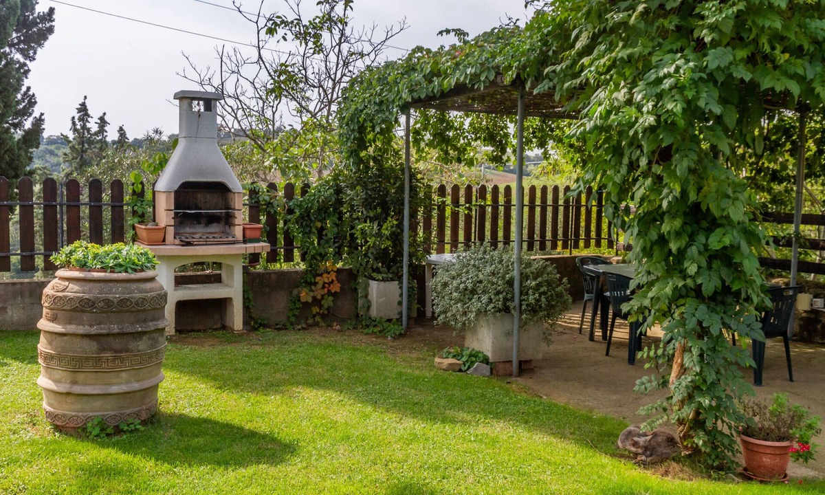 Campagnatico House | Holiday Home La Fondona with Terrace, Shared Garden & Wi-Fi