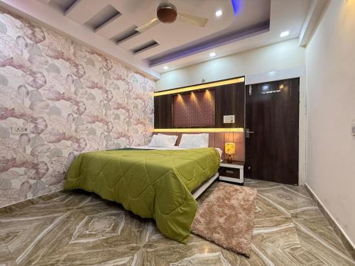 Mahmoorganj Apartment | Homlee-Kashi-2BHK-Lift-Parking-3km KV Temple