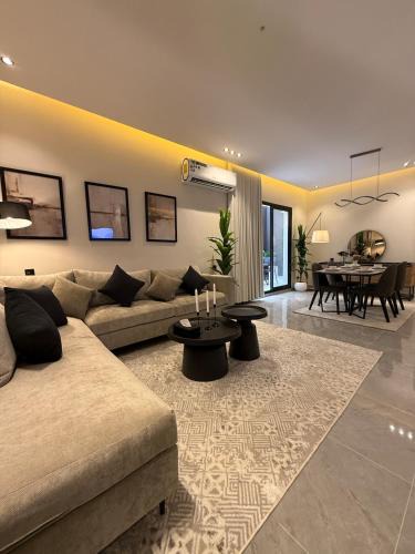 Al Izdihar Apartment | Jacuzzi Retreat Spacious & Patio