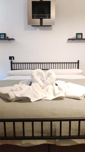 Assisi Apartment | La Suite di Santa Chiara by MyAssisiSuite - Dormi in una Casa del '400 - 125 mq, RARO PIANO TERRA - 3 Veri Letti Matrimoniali, Zero Divani Letto - LIVE CHECK-IN, No Key Box, 3 Real Beds, Jacuzzi - Mówimy po polsku