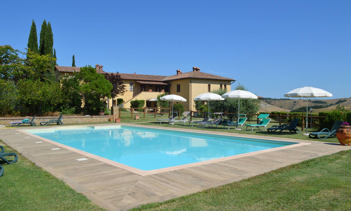 Asciano Apartment | Large apartment with shared swimming pool in Crete Senesi