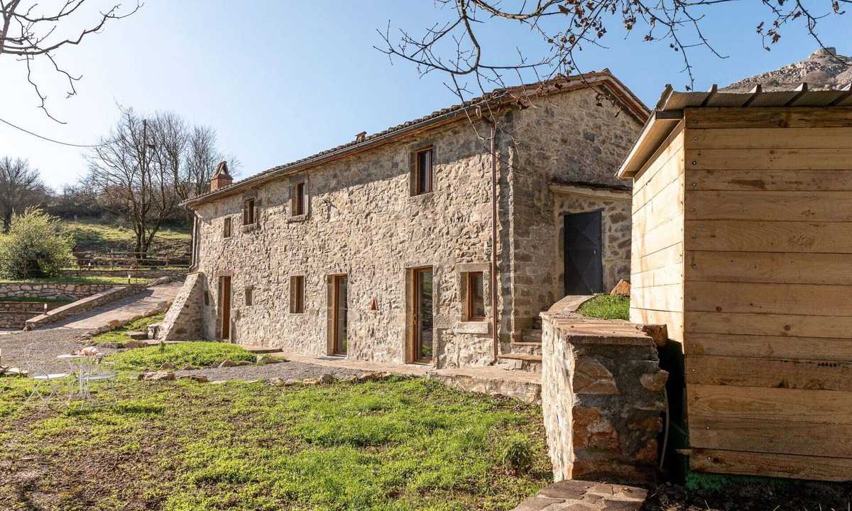 Arcidosso House | Lovely apartment in villa for 6 people with patio, pets allowed and panoramic view