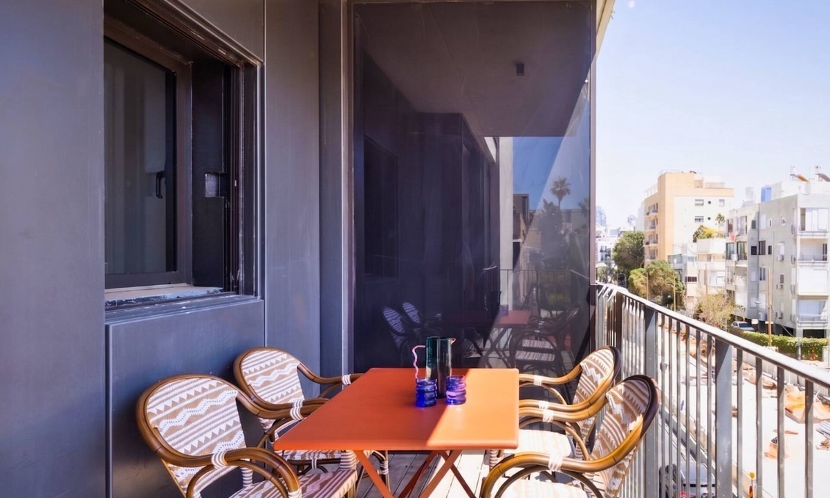 Old North Apartment | Mamad City Rail Pulse: Modern Design w Balcony