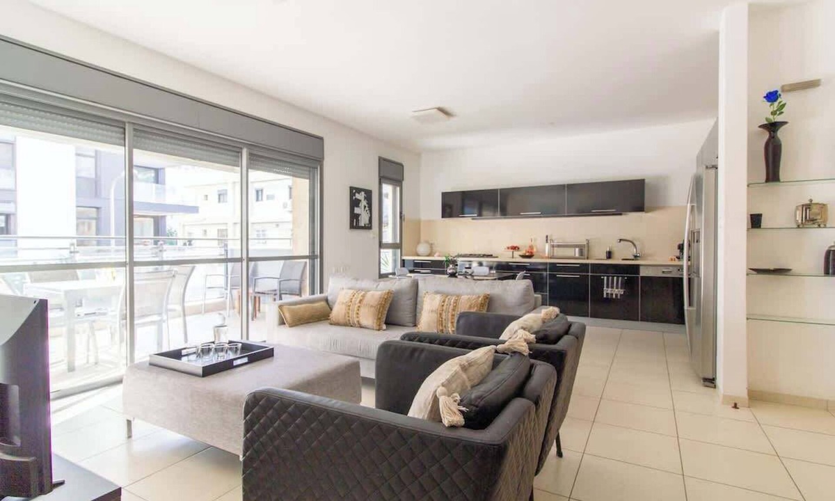 Kerem HaTeimanim Apartment | MAMAD Stunning 2BR/2BA SeaView Apt| By SweetyGuest