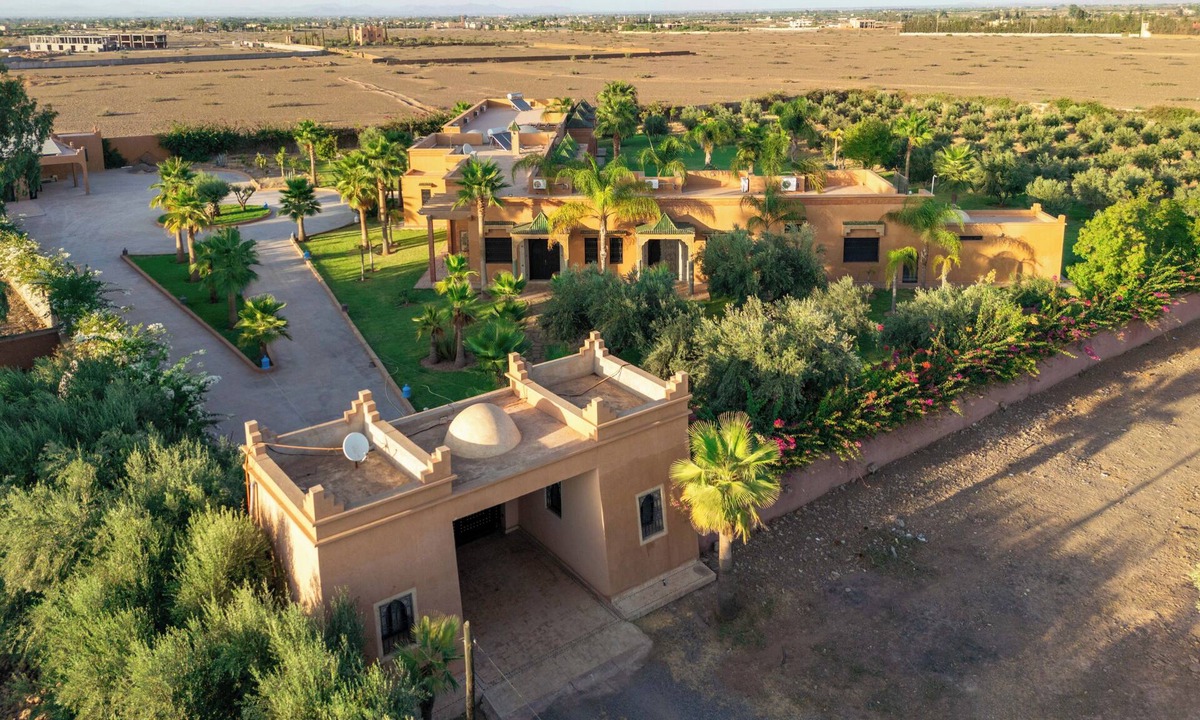Gueliz Villa | Marrakech Palace 6 Suites, Pool, Breakfast, Billiards, Ping Pong, and Trampoline