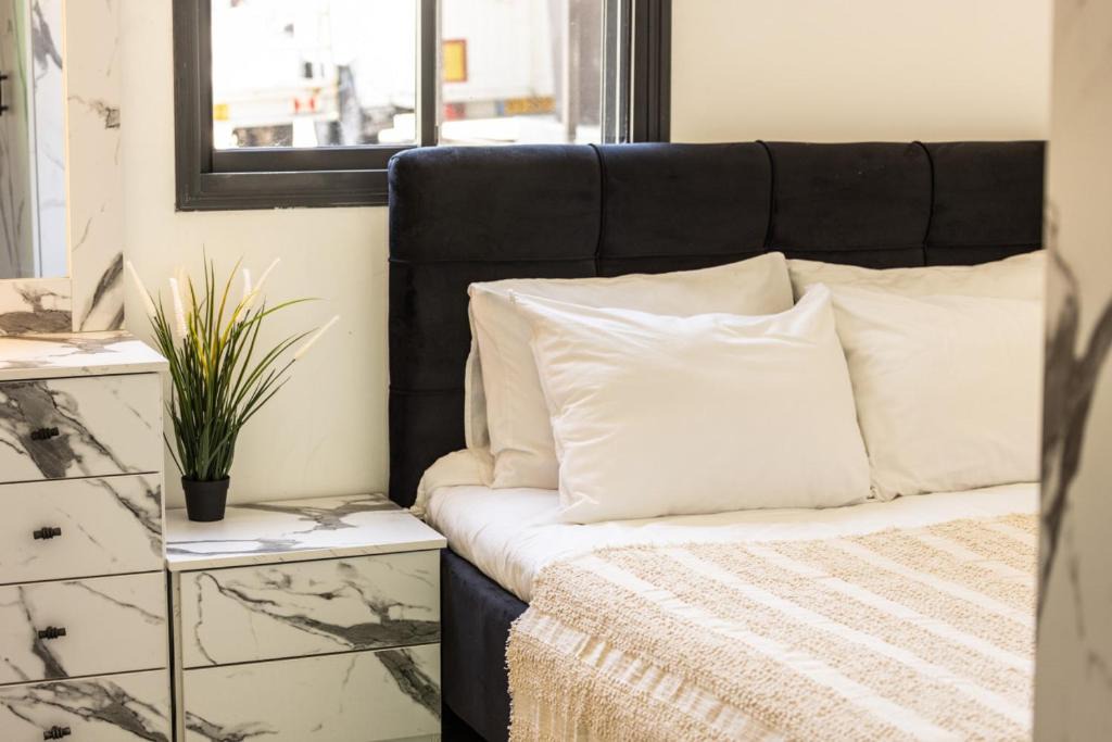 Haifa Apartment | Modern 2BR Apartment Near Baháʼí Gardens Haifa