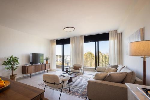 Jaffa Apartment | Modern 3BR Apartment with Balcony Green Views.