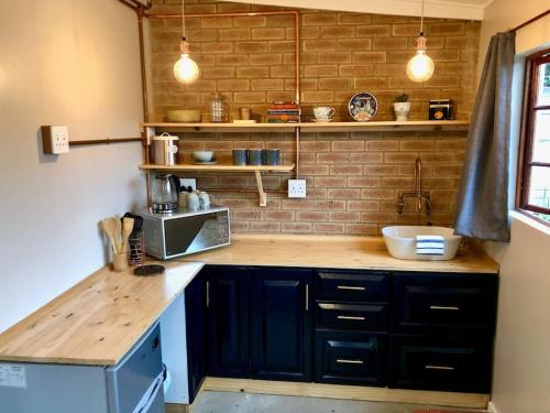 Warner Beach Apartment | Modern Industrial Cottage