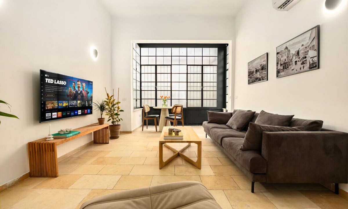 Kerem HaTeimanim Apartment | Modern-Rustic Haven in the City