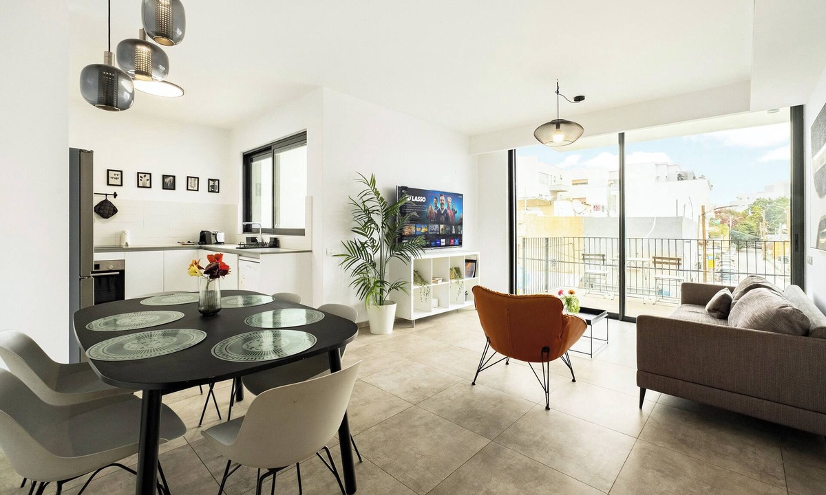 Kerem HaTeimanim Apartment | Nechmia 2BR apartment in marvelous Tel Aviv-Yafo with AC