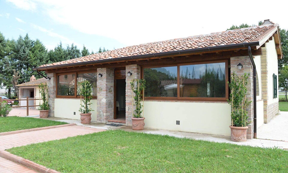 Castiglione del Lago Apartment | Nice apartment for 4 people with WIFI, pool, patio and pets allowed