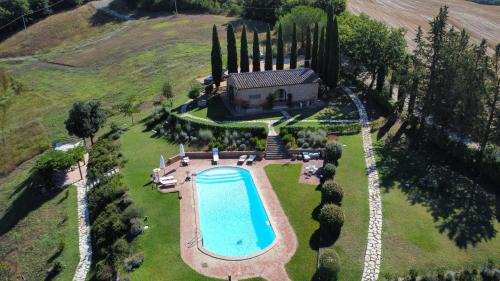 Bollano Apartment | Podere delle Querce Dimora romantica con piscina immersa nello splendido paesaggio toscano delle Crete Senesi