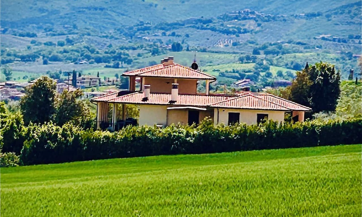 Gualdo Cattaneo House | Private villa in Umbria with a swimming pool – Villa Rita – Sleeps: 20